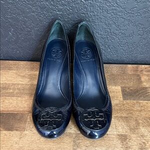 Tory Burch Navy Patent Leather Logo Wedges Size 7.5